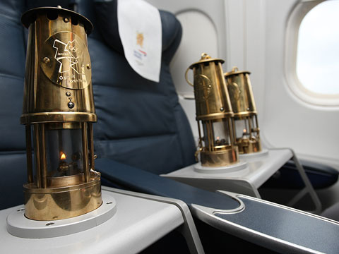 llama olímpica La llama viaja en avión en varias lámparas de transporte