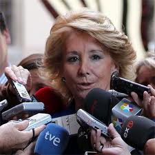 Esperanza Aguirre rodeada de "alcachofas" El acoso de los medios