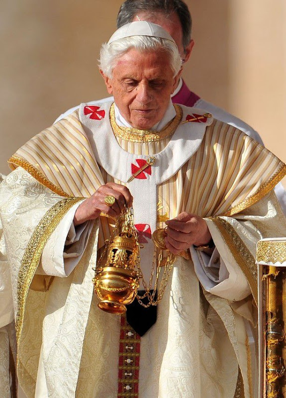 Benedicto XVI utilizó el fanón
