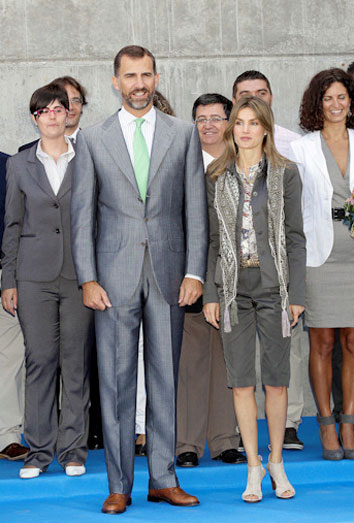 Dª Letizia visita Segovia Los Príncipes de Asturias durante una visita a una fábrica en Segovia