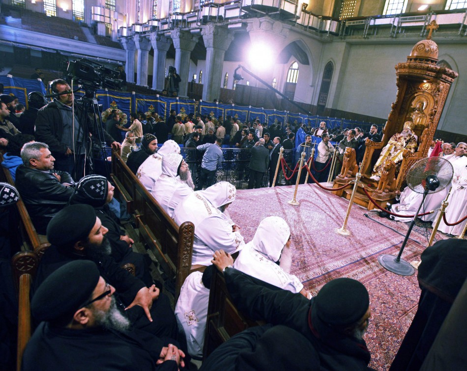 Shenouda III, muerto y sentado en su trono El Papa copto