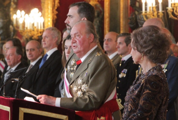 SM el Rey leyendo su discurso apoyado en el atril