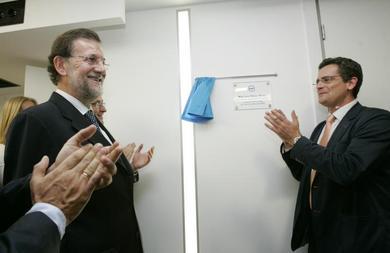 Mucha cortinilla para tan poca placa