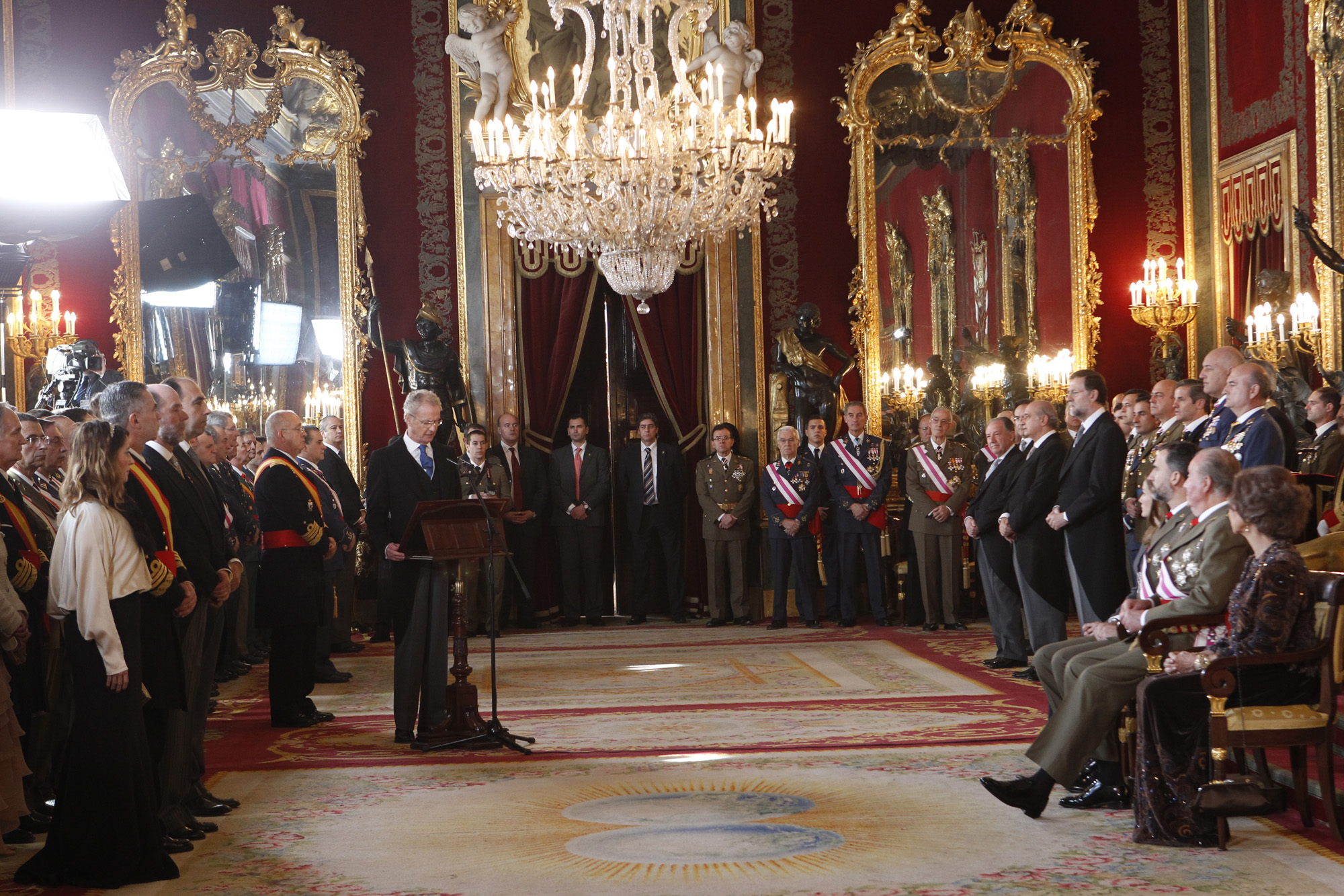 SSMM los Reyes y SSAARR los Príncipes de Asturias escuchan, sentados, el discurso del Ministro de Defensa.