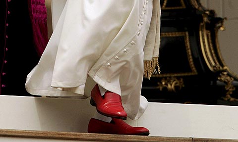 Los famosos zaptos rojos de Benedicto XVI