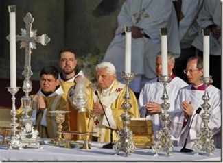 Altar con crucifijo y candeleros