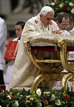 Benedicto XVI reclinado en un faldistorio