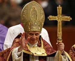 Benedicto XVI apoyado en la férula