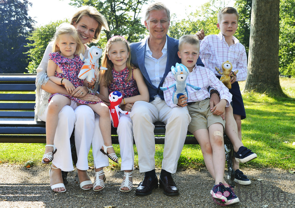 reina Felipe y Matilde de Bélgica con sus hijos