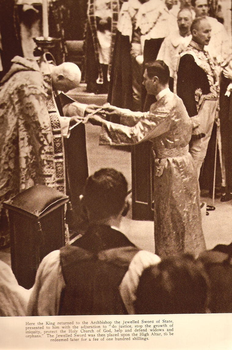 Jorge VI con la Supertunica