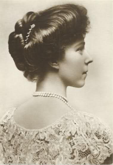 reina Elizabeth de Baviera, reina de Belgica y Albert I, padres de Leopoldo III, a su vez abuelos paternos de Albert II.2
