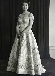 Isabel II con el vestido diseñado especialmente para la coronación