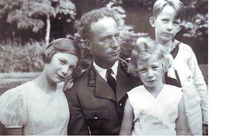 reina Leopoldo II, viudo y sus 3 fijosJosefina Carlota, Balduino y Alberto2