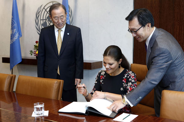 Firmando en el Libro de Honor con el secretario general de la ONU, Ban Ki-moon, y el jefe de protocolo, Yeocheol Yoon.