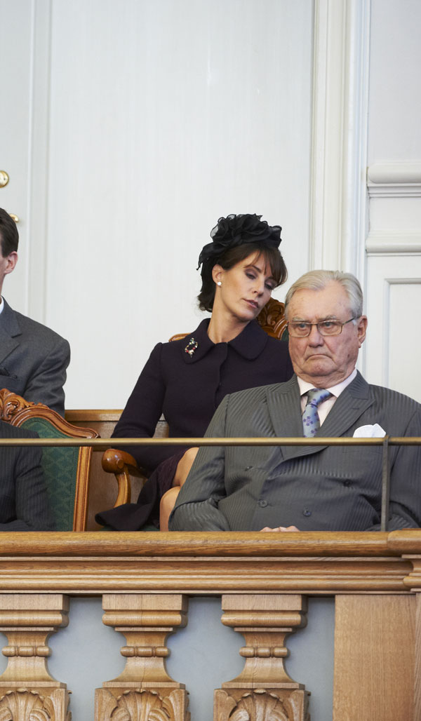 La princesa Marie de Dinamarca dormida en apertura del parlamento danes oct 13