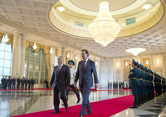 Rajoy y el presidente kazajo, Nursultan Nazarbayev, en el palacio de la Independencia.Diego Crespo Efe