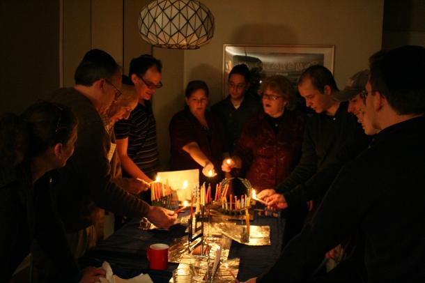 familia-judia-celebrando-el-hanukkah
