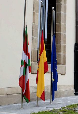 LAS BANDERAS DEL PARLAMENTO VASCO ONDEAN POR PRIMERA VEZ A MEDIA ASTA