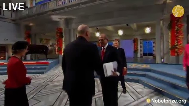 Tras el discurso de agradecimiento, los Reyes felicitan a los representantes de la OPAQ