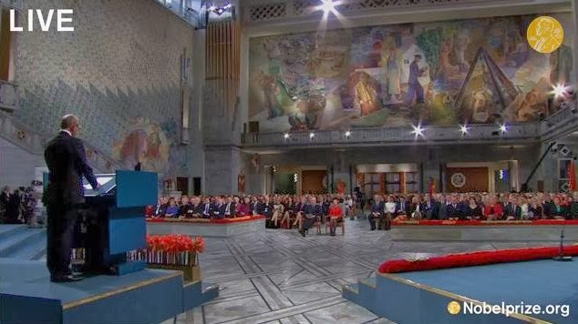 Tras el discurso de agradecimiento, los Reyes felicitan a los representantes de la OPAQ
