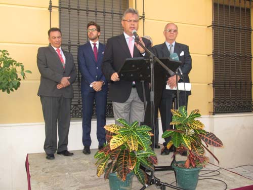 El alcalde se dirige a los presentes