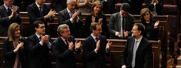 La-bancada-popular-aplaude-a-M_54242238364_51351706917_600_226