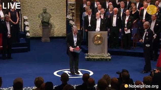 Los otros dos saludos reverenciales que hacían los premiados: a los relatores y miembros de la Fundación, y al público.