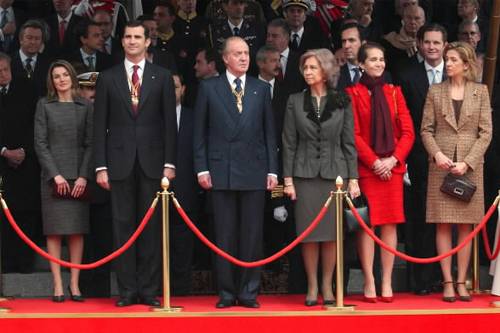 familia real tras una catenaria