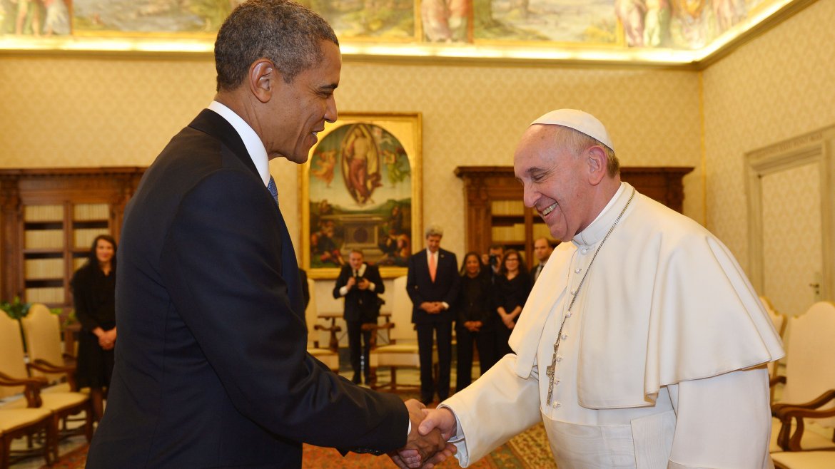 Más o menos, todos sabemos que para ir a visitar al Papa hay ciertas normas de etiqueta que se deben cumplir. Entre ellas, la del privilegio del bianco, privilege au blanc o privilegio del blanco, que como tal, permite a las reinas católicas vestir de blanco en las audiencias con el Papa, mientras que el resto de las mujeres deben vestir de negro.  Como no son visitas a las que el común de los mortales estén acostumbradas, la Prefectura de la Casa Pontificia se encarga, cuando así se solicita o cree que es necesario, de informar con respecto al uso de este privilegio o de la etiqueta requerida.  La Prefectura, institución de la Curio Romana cuya misión es  "ocuparse del orden interno relativo a la Casa Pontificia y dirige, por lo que se refiere a la disciplina y al servicio, a todos los clérigos o laicos que constituyen la Capilla y la Familia Pontificia" ...  "§3. Prepara las audiencias públicas y privadas del Pontífice consultando, siempre que lo exijan las circunstancias, a la Secretaria de Estado, bajo cuya dirección dispone todo lo que hay que observar cuando el Sumo Pontífice recibe en audiencia solemne a los jefes de Estado, Embajadores, Ministros de Estado, autoridades públicas y a otras personalidades insignes por su dignidad. (Artículo 181)