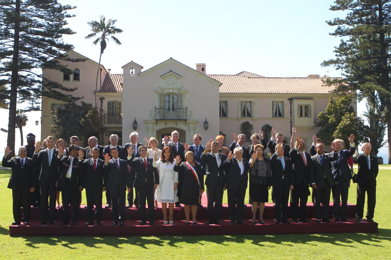 Fotografía de grupo en los jardines de la Residencia Presidencial de Cerro Castillo