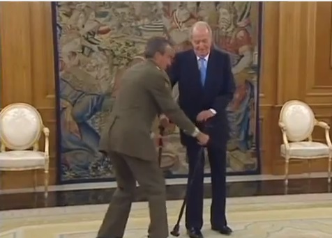 Ayudando a sujetar las muletas