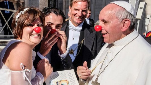 El papa se salta el protocolo
