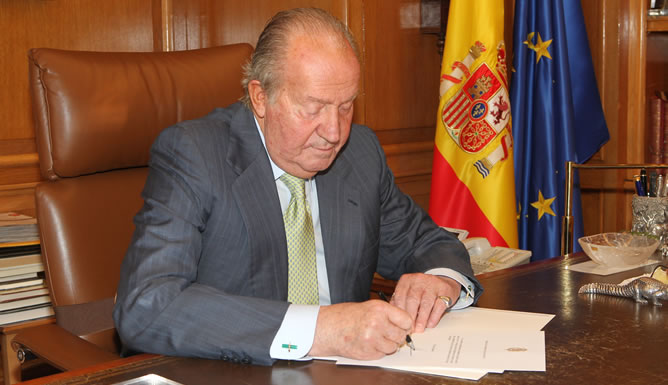 El rey firma la notificación al gobierno