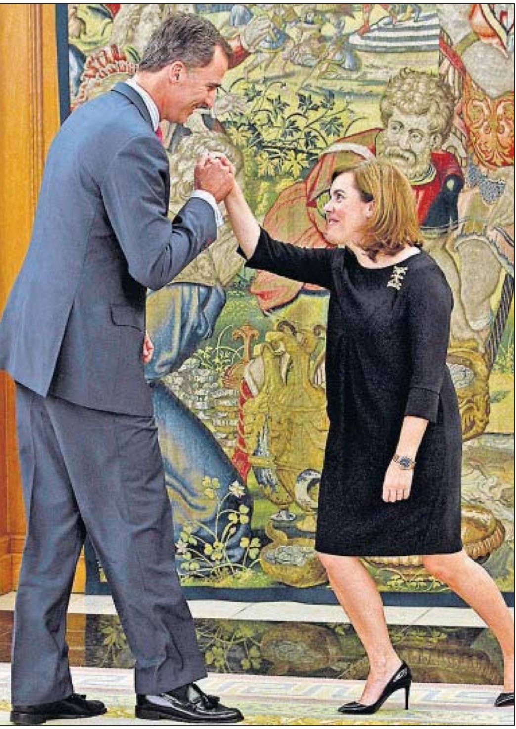 Soraya S. de Santamaría saluda a Felipe VI