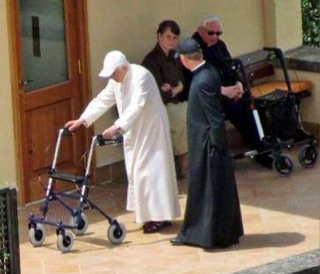 Benedicto-XVI-Mater-Ecclesiae_ECDIMA20140602_0008_16
