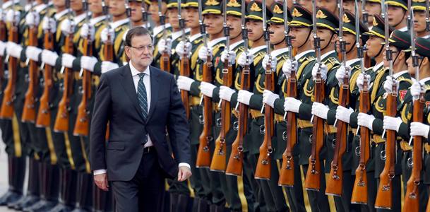 Spain's Prime Minister Mariano Rajoy inspects honour guards during a welcoming ceremony outside the Great Hall of the People, in Beijing September 25, 2014. REUTERS/Jason Lee (CHINA - Tags: POLITICS BUSINESS) CHINA-SPAIN/