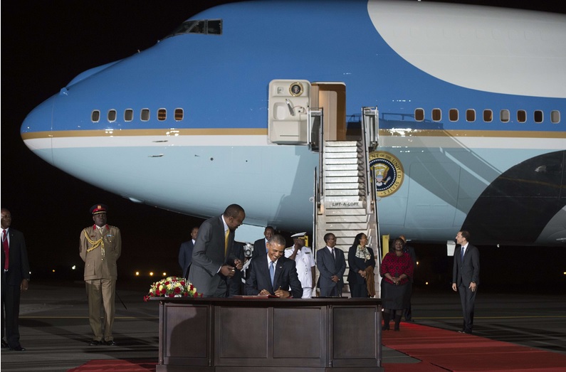 Obama en Kenia firma ante el presidente delpais