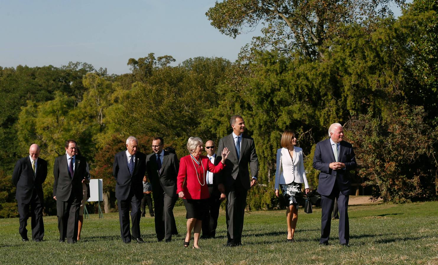 GRA356. WASHINGTON, 15/09/2015.- El rey Felipe VI (3d) y la reina Letizia (2d), acompañados por el ministro de Exteriores español, José Manuel García-Margallo (3i) y el presidente de la fundación Mount Vernon, Curtis Viebran (d), entre otras personalidades, visitan la residencia del primer presidente de Estados Unidos, George Washington, en Mount Vernon, al inicio de su primer viaje oficial a Estados Unidos. EFE/Juanjo Martin