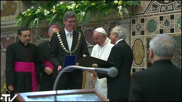 20160506_07_34_PapaFco_premio_Twitter