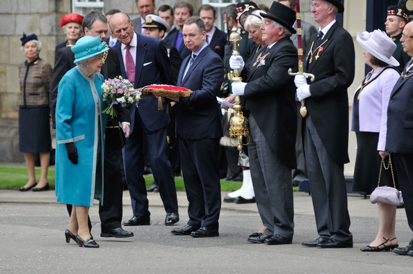 Holyrood Queen+Elizabeth+II+Ceremony+Keys+r1L7LhCdNV9l (2)