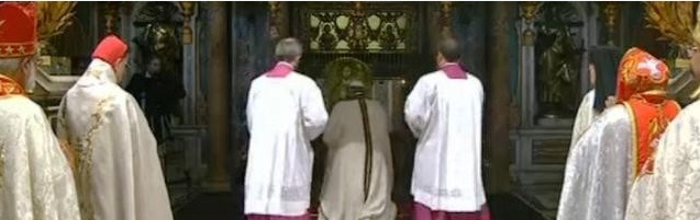 pontificado Orando en la tumba de San Pedro