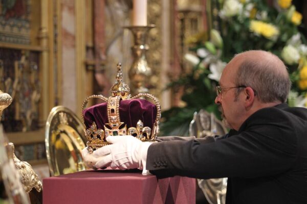 Colocando la Corona de San Eduardo sobre el altar para la celebración de la Coronación Isabel II