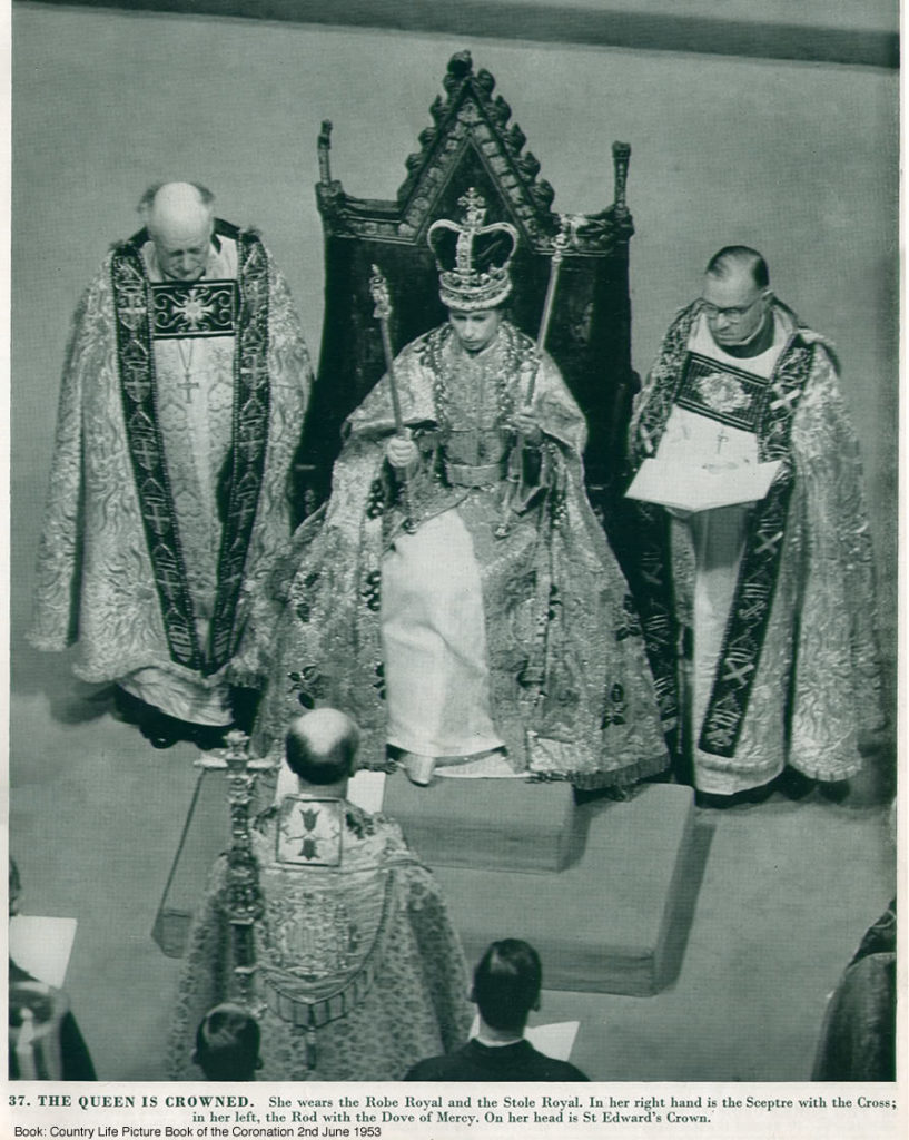 Isabel II con la Royal Robe