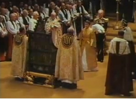 Isabel II con la supertúnica