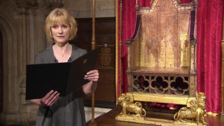 La poetisa Carol Ann Duffy leyendo una composición preparada para la ocasión
