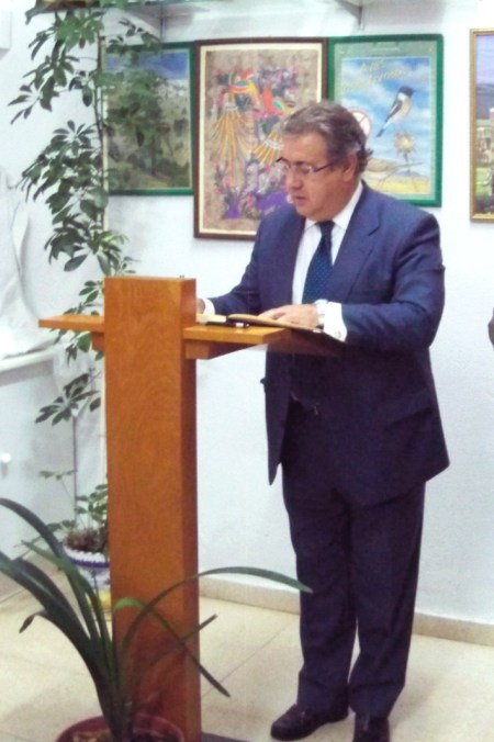 Libro de Honor 7-el-alcalde-zoido-firmando-el-libro-de-honor-de-la-asociacic3b3n