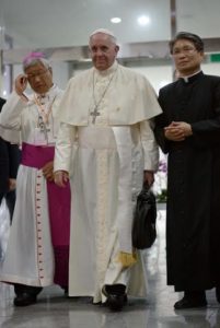 cartera Papa con el Nuncio en Corea