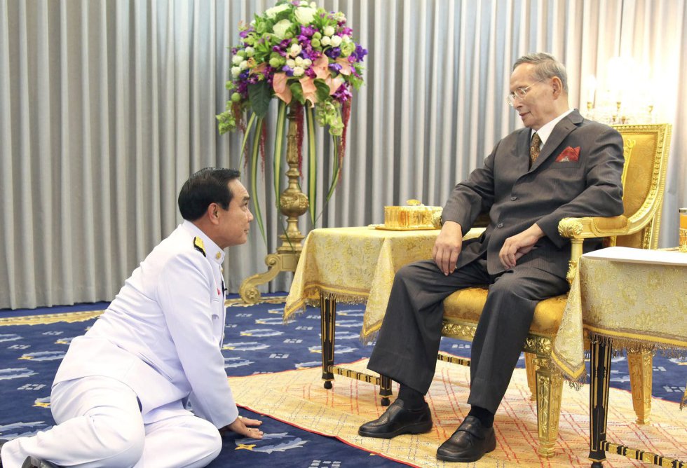 El general Prayuth Chan-ocha se postra el lunes ante el rey Bhumibol Adulyadej en el hospital en que se encuentra ingresado EFE