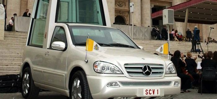 mercedes-papamovil-02_700x320c
