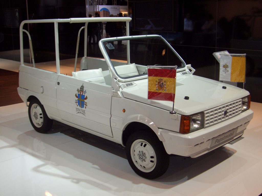 Seat_Panda_1980-1985_Papamobil_Madrid_1982_frontright_2008-03-28_A